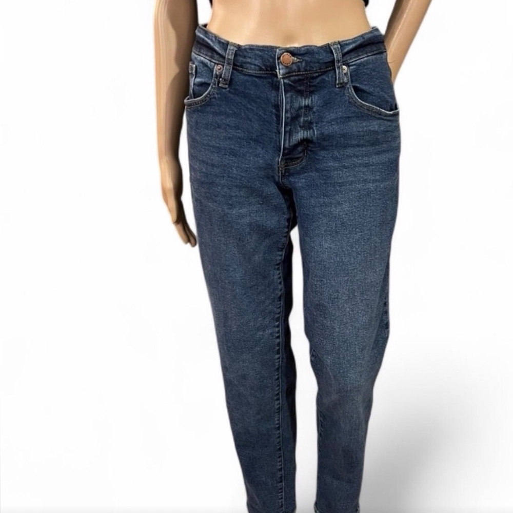 Oliver Logan "Chester" Jeans
Classic Blue Straight Leg Women's Jeans